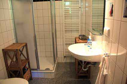 Bad mit Fön und Ablageregalen