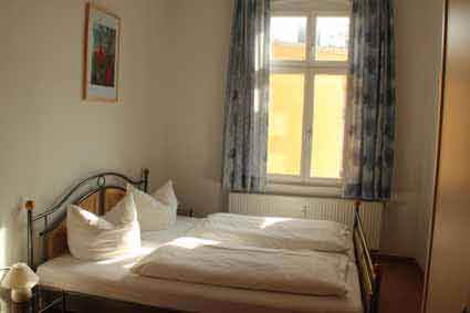 Schlafzimmer mit Doppelbett und Doppelliege