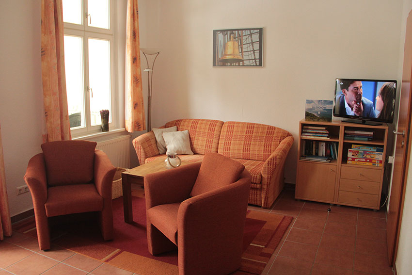 Schlafcouch, Sessel, TV