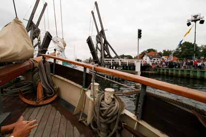 die historische Klappbrücke wird passiert