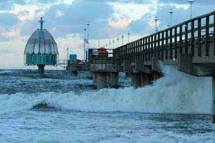 Seebrücke bei Sturm
